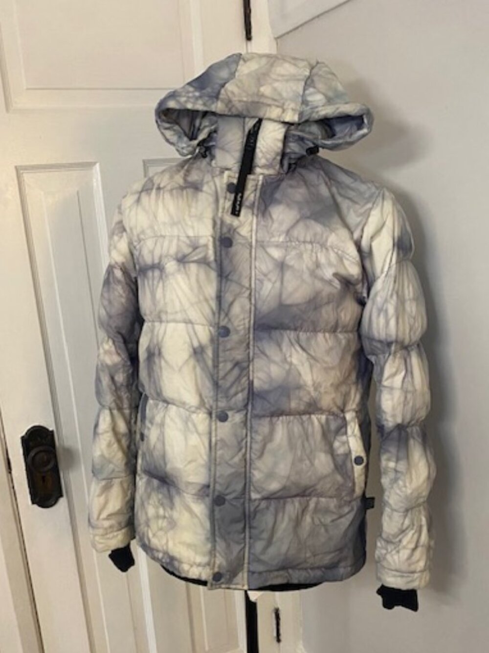 TNA Aritzia SUPER PUFF Mens Small Blue and White Cloud Mid Length
